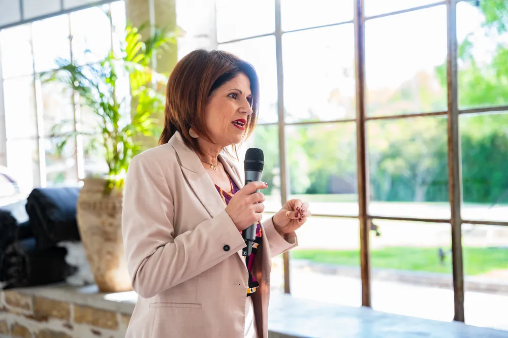 Kate Wallaeys, fondatrice d'EKDS, intervenant au micro lors d'une conférence
